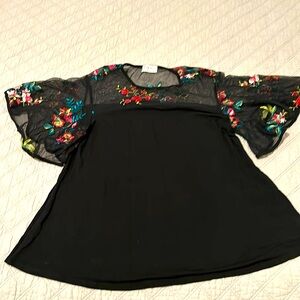 Kim & Cami Black Embroidered Flower Short Sleeve Top Size L